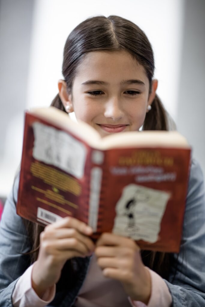 Foto von einem Mädchen, das in einem Buch liest